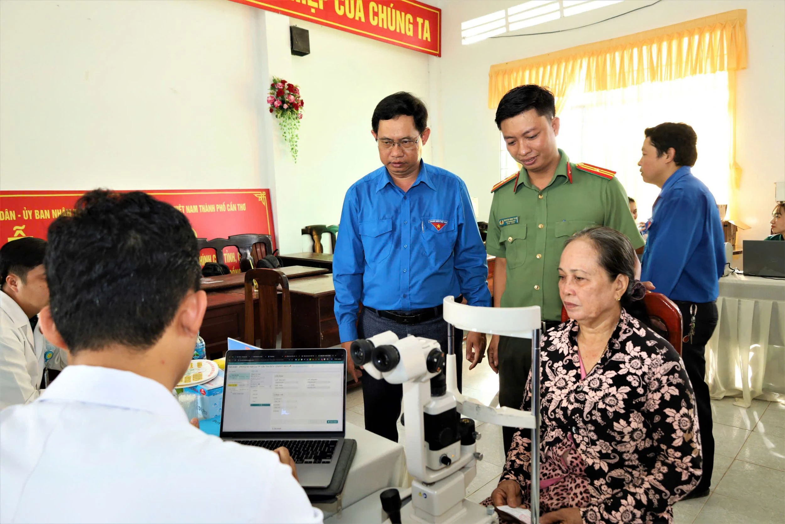 Khám, cấp thuốc và tặng quà gia đình chính sách tại xã Hỏa Lựu